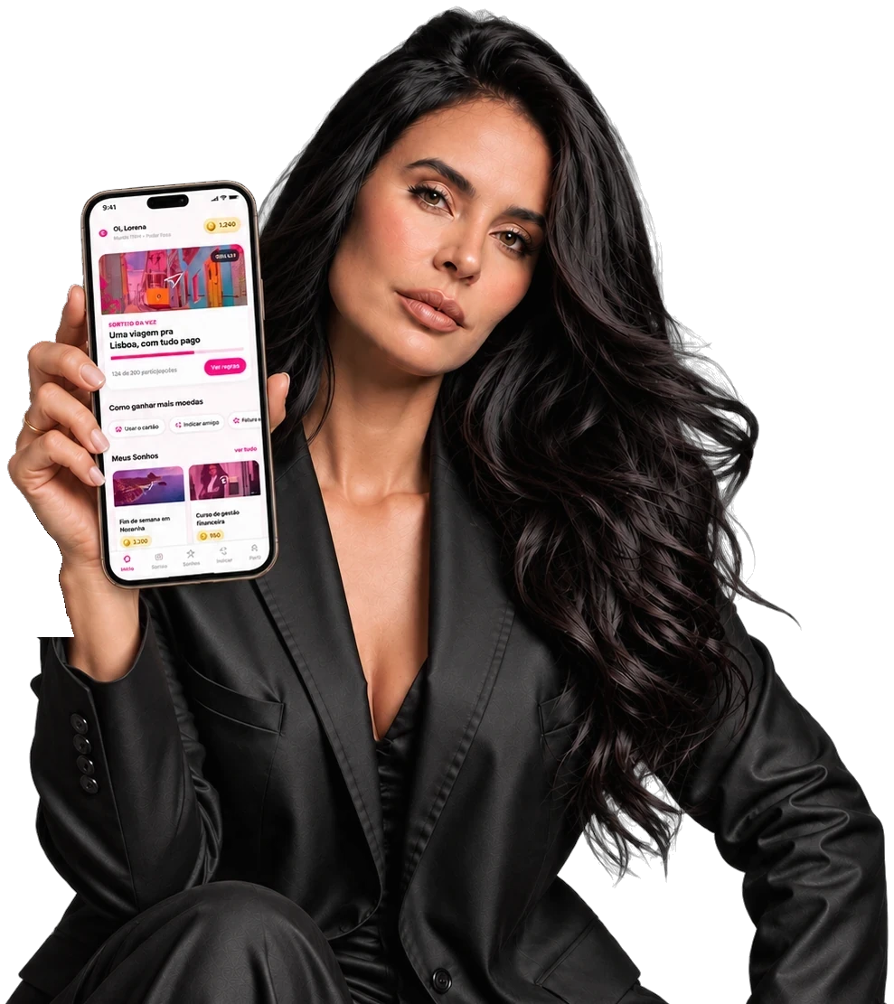 Mulher de cabelos longos e terno escuro mostrando o app Mundo TPM no celular
